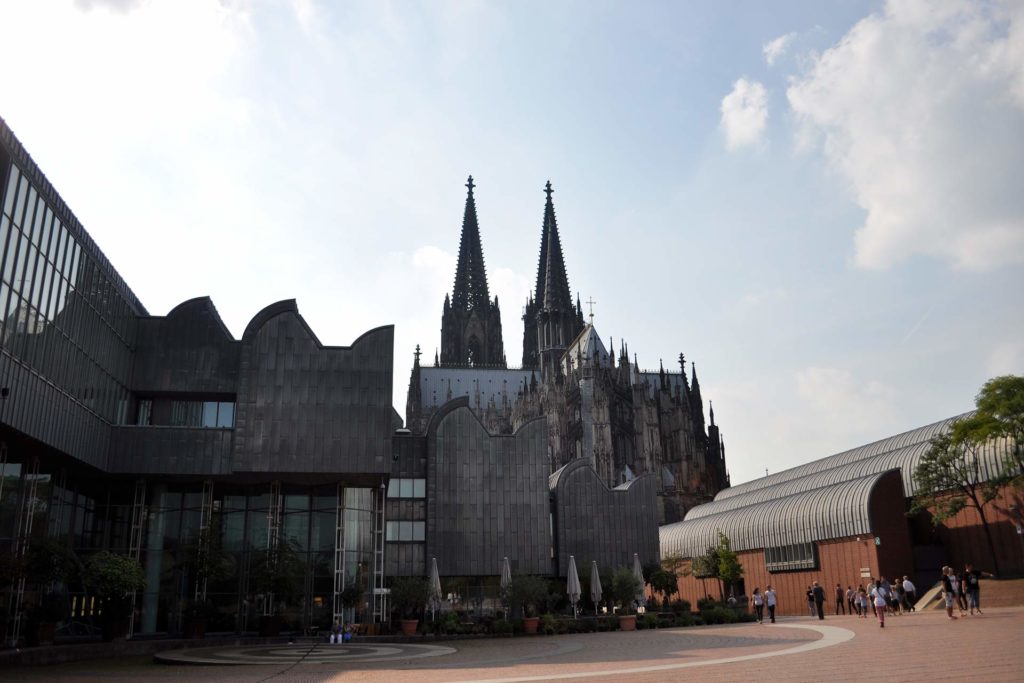 Museum Ludwig mit Kölner Dom in Köln