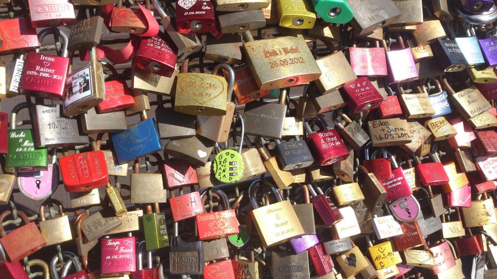 Unzählige Liebesschlösser, fest verankert am Geländer der Hohenzollernbrücke in Köln, symbolisieren ewige Liebe und Verbundenheit.