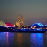 Die Hohenzollernbrücke mit dem Kölner Dom Nachts beleuchtet