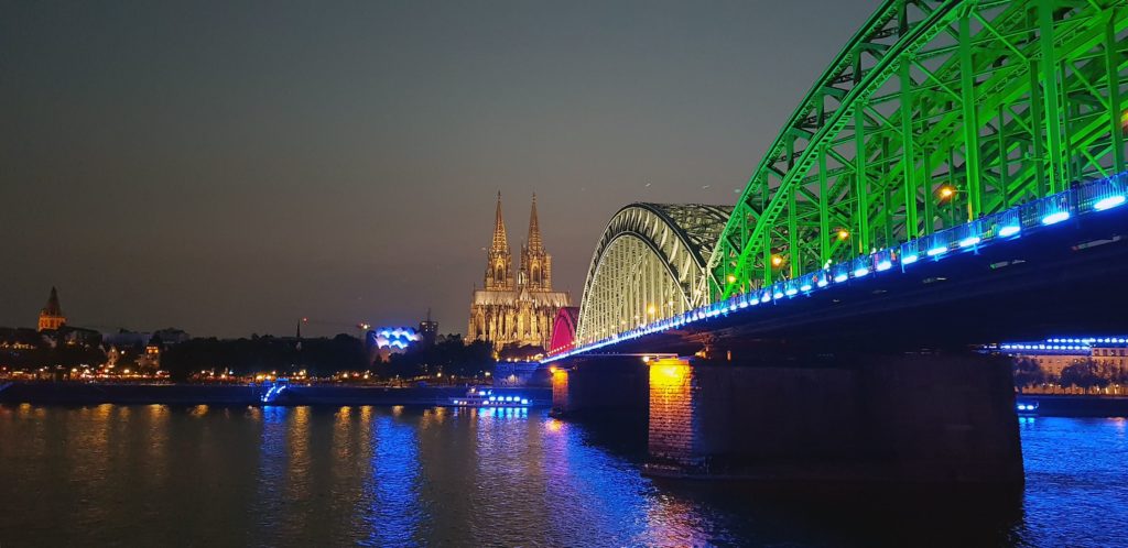 Die Hohenzollernbrücke mit dem Kölnder Dom Nachts