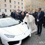Papst Franziskus signiert Lamborghini Huracan