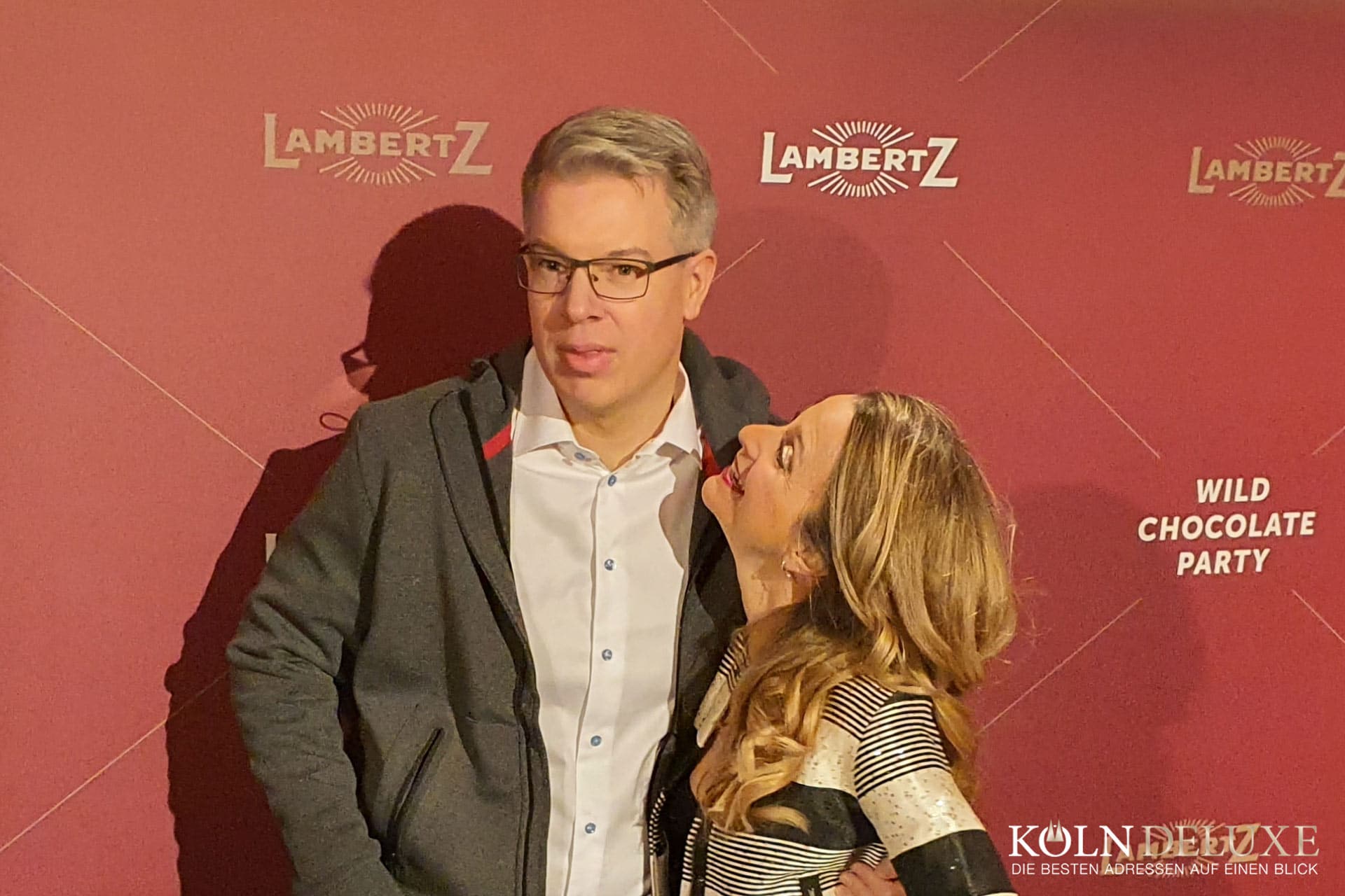 Das Foto zeigt Unternehmer Frank Thelen mit Frau Nathalie auf dem Red Carpet der Lambertz Monday Night 2020 in Köln.