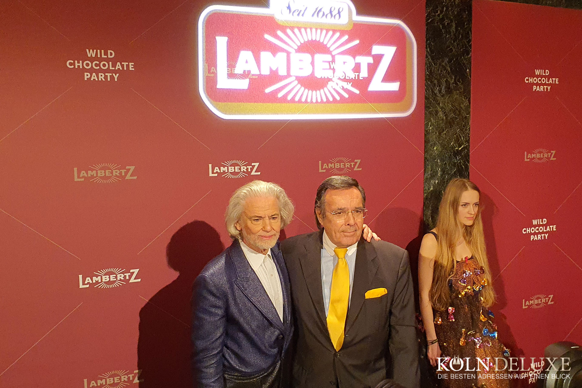 Das Foto zeigt Hermann Bühlbecker mit Mario Ohoven auf dem Red Carpet der Lambertz Monday Night 2020 in Köln.