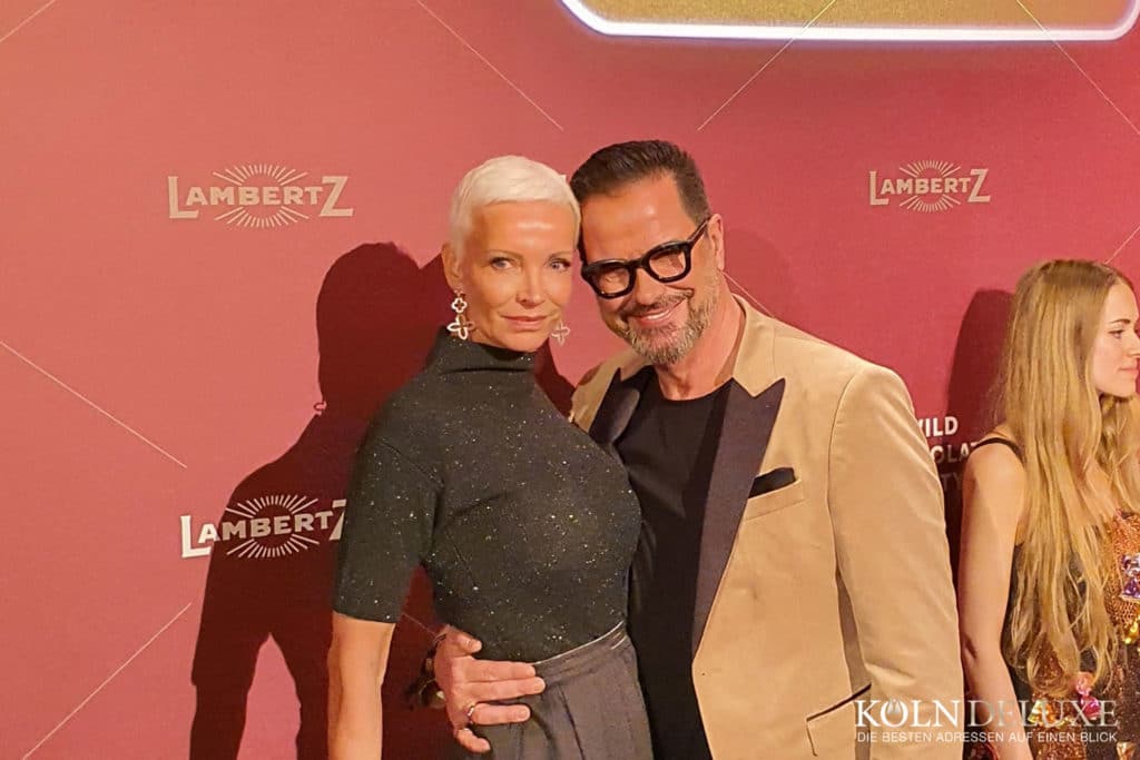 Alex Jolig (Big Brother) mit Begleitung auf dem Red Carpet © Köln-Deluxe / Paul Schütte