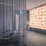 Spa Ruheraum mit beleuchteter Salzstein-Wand des Althoff Collection Grandhotel Schloss Bensberg