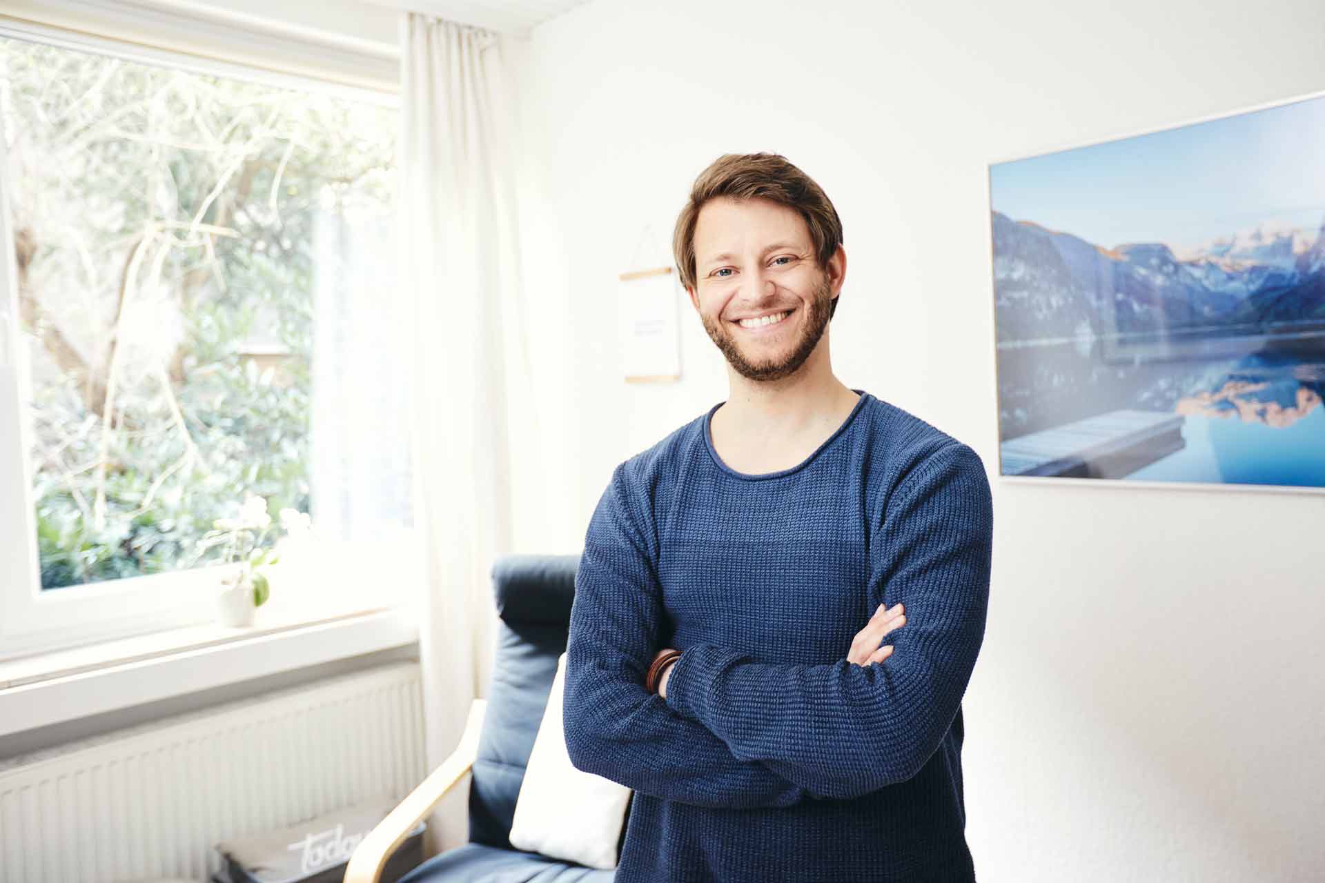 Hypnotiseur Simon Brocher in seiner Heilpraktiker Praxis in der Kölner Altstadt