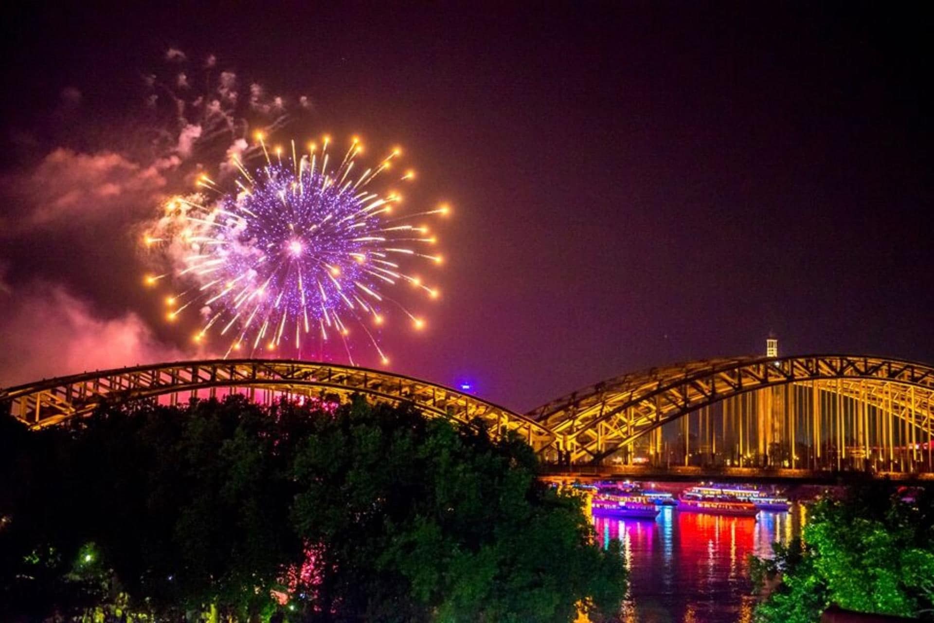 Bilck aus dem Rheinloft Cologne auf das Feuerwerk an Silvester in Köln 