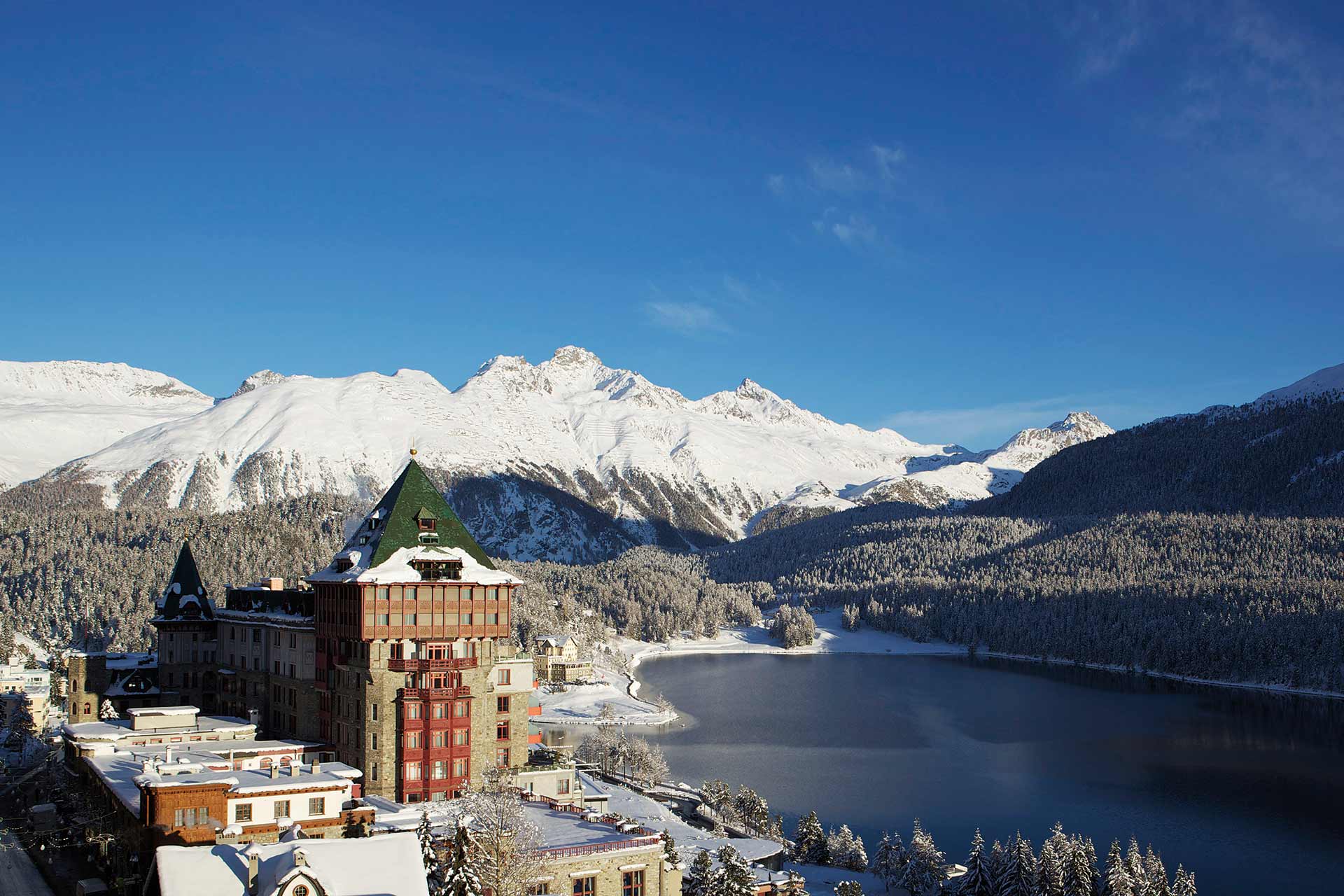 Auf dem Foto sieht man die winterliche Außen Ansicht des Hotels "Badrutts Palace Hotel"