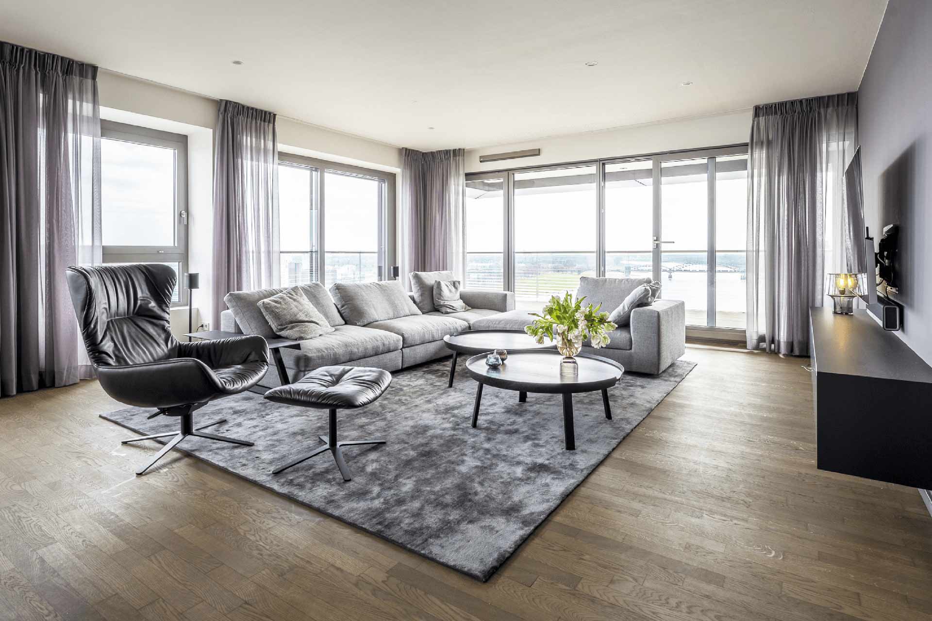 Auf dem Foto sehen Sie das Wohnzimmer einer Luxuswohnung im Kölner Kranhaus