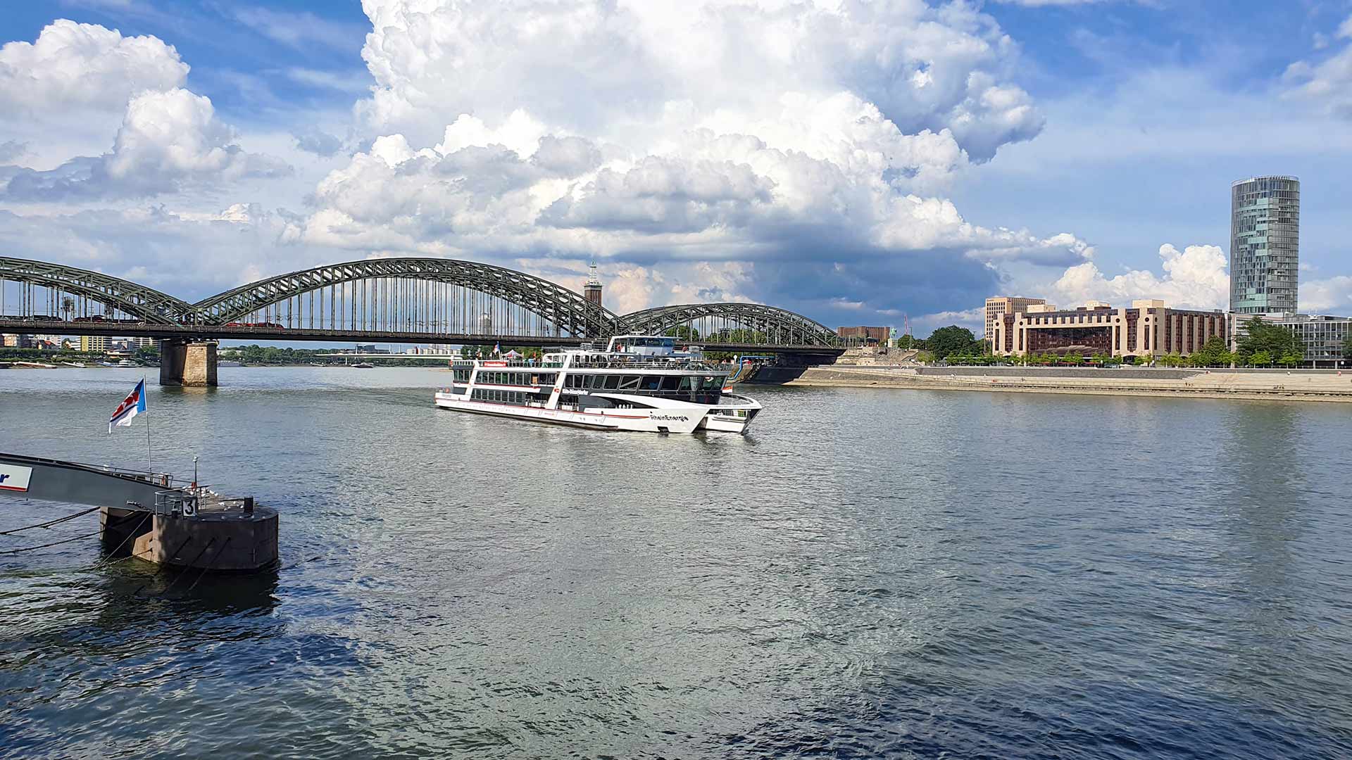 Das Foto zeigt ein Schiff auf dem Rhein in Köln