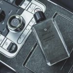 Das Foto zeigt das Bentley Momentum Unbreakable Eau de Parfum auf einer Bentley Mittelkonsole