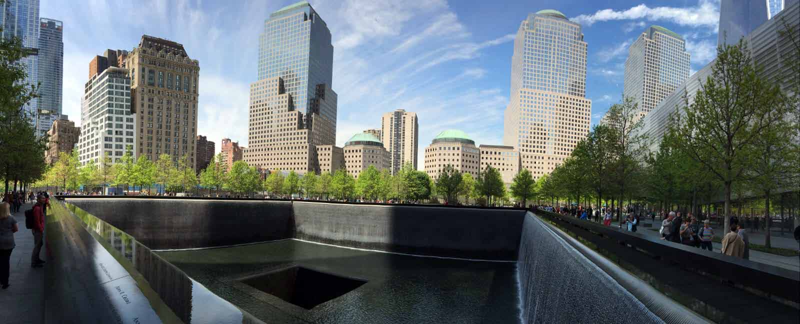 Das Foto zeigt das 9/11 Memorial am Ground Zero in New York