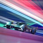 Glänzender Aston Martin Valkyrie Hypercar in dynamischer Pose. auf einer virtuellen und bunten Rennstrecke.