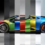 Ein Lamborghini Huracán in verschiedenen Farben und Designs, segmentiert durch vertikale Streifen, die die Evolution des Modells darstellen.