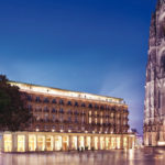 Althoff Dom Hotel Köln mit Kölner Dom und Domplatte
